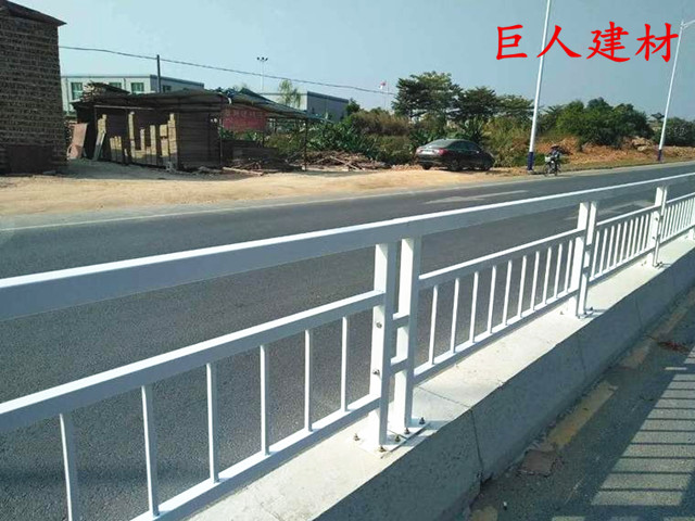 深圳甲型公路護(hù)欄廠家，甲型道路護(hù)欄選巨人