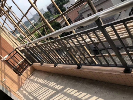 鋅鋼陽臺(tái)護(hù)欄    