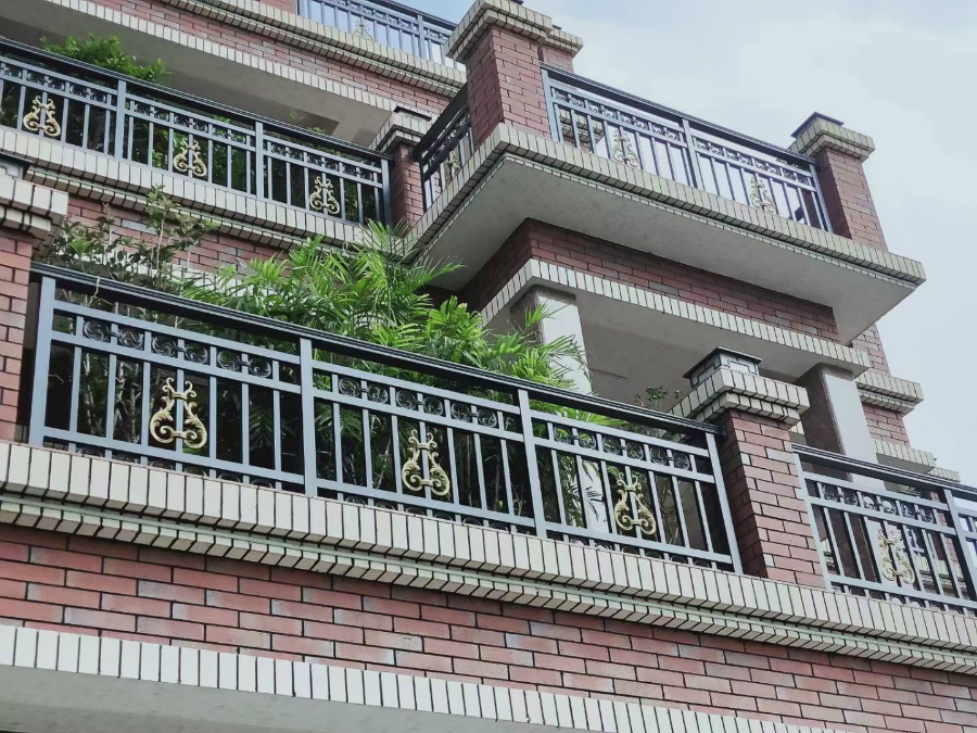 什么是鋅鋼陽(yáng)臺(tái)護(hù)欄，有那些特點(diǎn)？