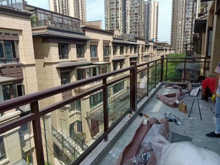 鋅鋼玻璃護(hù)欄   